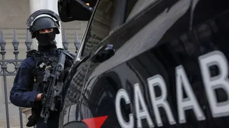Un policía italiano en medio de un operativo.
