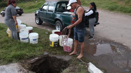 Moradores del barrio San Martin toman agua de una vertiente tras suspensión del servicio desde el pasado miércoles 9 de julio