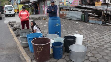 Moradores de barrios afectados por la rotura de la tubería en el sector de La Mica buscan abastecerse de agua
