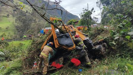 Bomberos realizaron labores de extracción luego de que un camión cayó a un río en Cuenca.