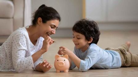 Los padres son claves para enseñar a los hijos educación financiera y la importancia del dinero.