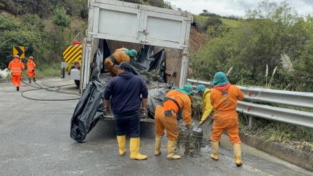 Las labores de limpieza se realizaron este lunes 14 de julio del 2025 en la vía Gualaceo - Limón.