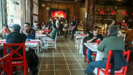 La reducción del IVA al 8% aplica en los feriados nacionales en locales relacionados con el sector turístico.