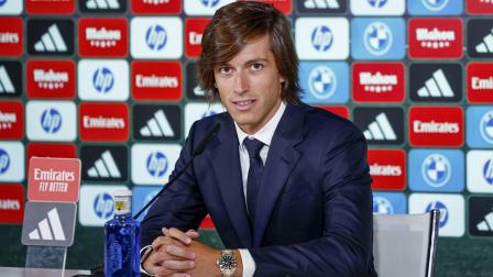 El jugador Álvaro Carreras durante su presentación oficial como nuevo jugador del Real Madrid,este martes en la Ciudad Deportiva de Valdebebas, en Madrid.