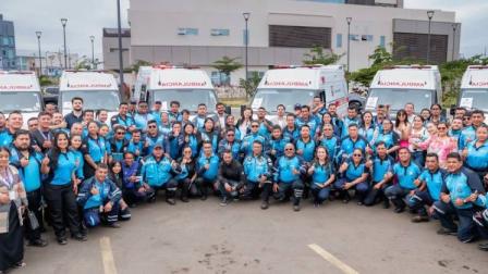 Ambulancias junto al personal de atención a la salud.