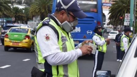 Agentes de tránsito realizan operativos de control de documentos a conductores en Quito.