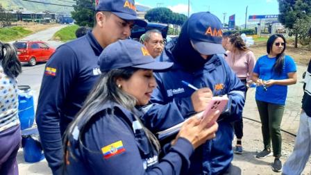 Personal de la AMC realizan operativos para eveitar especulaciones con el agua en medio de la emergencia que se vive en el sur de Quito.