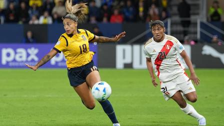 Nora Bilcape (derecha) de Perú disputa un balón con Kerlly Real de Ecuador este martes 15, durante un partido de la fase de grupos de la Copa América Femenina entre Perú y Ecuador