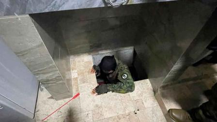 Un militar ingresando a uno de los búnker que pertenecía a Adolfo Macías Villamar, en Manabí.
