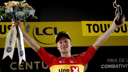 El ciclista noruego Jonas Abrahamsen del equipo Uno-X Mobility celebra en el podio tras recibir el premio al corredor más combativo después de la 11ª etapa del Tour de Francia.