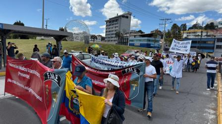 Este miércoles 16 de julio del 2025 se realizó una marcha por parte de los trabajadores de la salud en las calles del norte de Quito.
