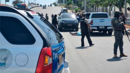 La Policía y los militares custodiaron la escena de los hechos violentos en la vía a San Mateo, en Manta