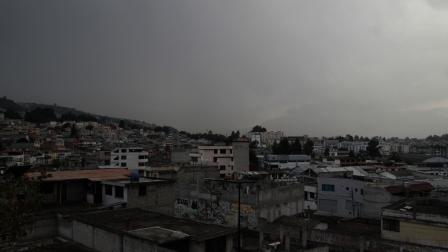 Imagen de lluvias en el sur de Quito. El Inamhi prevé precipitaciones hasta el 20 de julio del 2025.