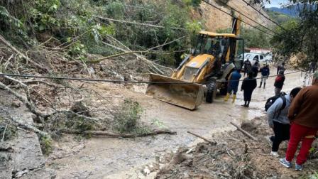 Maquinaria pesada llegó hasta el sitio para retirar la tierra y escombros que obstruyen el paso.