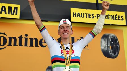 El ciclista esloveno Tadej Pogacar del equipo UAE Team Emirates XRG celebra en el podio tras ganar la 12ª etapa de la carrera ciclista Tour de Francia.