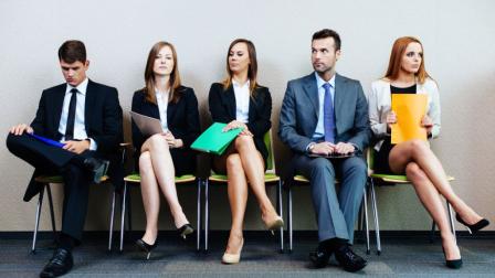 Foto referencial de personas aplicando a un trabajo,