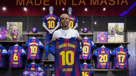 Lamine Yamal posa con la histórica camiseta 10 que antes utilizó Diego Armando Maradona o los brasileños Rivaldo y Ronaldinho.