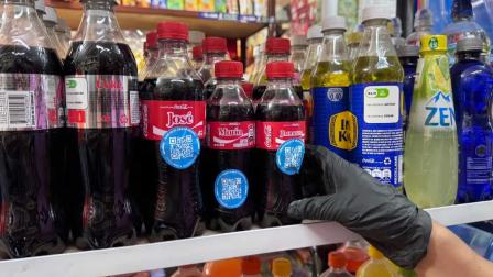 Las botellas con los códigos QR ya están en las perchas de las tiendas de Quito. Allí se puede escanear y lleva a información de desaparecidos.