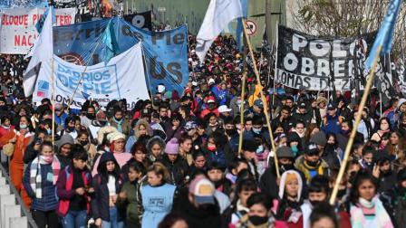Miembros de organizaciones sociales protestan en las calles de Argentina por las medidas económicas de Javier Milei.