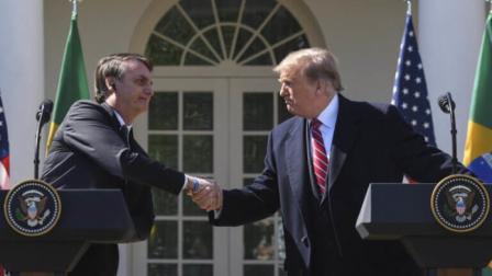 Jair Bolsonaro y Donald Trump saludan en un encuentro en Washigton en 2019.