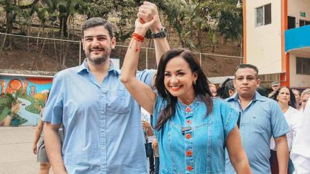 La prefecta del Guayas, Marcela Aguiñaga, en un acto con el Alcalde de Guayaquil, Aquiles Álvarez.