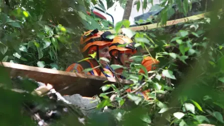 Equipos de defensa civil en Colombia trabajan para rescatar a los mineros que estarían con vida en el interior de la mina de oro.