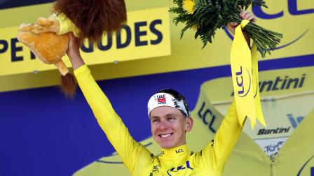 El ciclista esloveno Tadej Pogacar del UAE Team Emirates XRG celebra en el podio con el maillot amarillo de líder general tras ganar la 13ª etapa del Tour de Francia