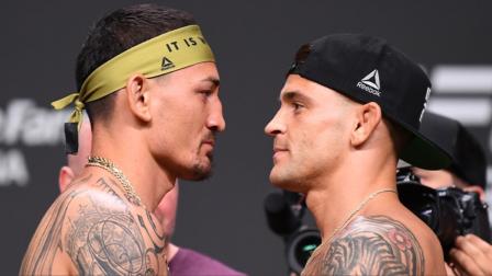 Max Holloway encarando e Dustin Poirier previo a su segundo enfrentamiento.