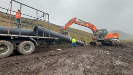 Los tubos para reparar la tubería afectada en el sector La Mica llegaron desde Cuenca