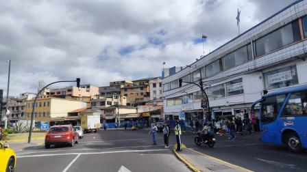 Agentes de tránsito se ubican en intersecciones donde no hay semáforos por la falta de luz