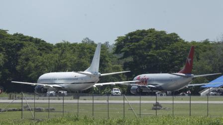 Aviones que transportan a venezolanos detenidos en El Salvador con destino a Venezuela en el aeropuerto Internacional San Oscar Romero en San Luis Talpa (El Salvador).