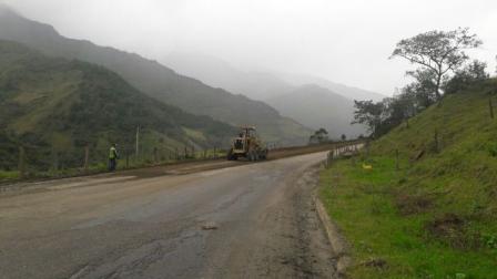 La vía Loja-Malacatos se habilitó para el tránsito vehicular tras intervención en talud.