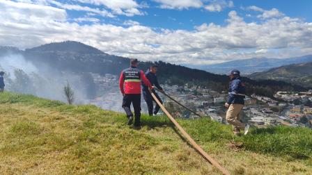Un incendio forestal fue sofocado por el Cuerpo de Bomberos de Quito.