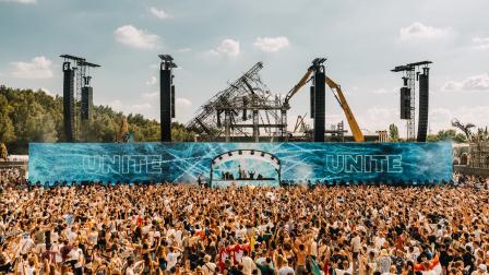 Miles de personas asisten al festival de música electrónica belga Tomorrowland.