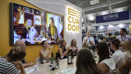 Degustación de vino y chocolate en el stand de Ecuador en el festival gastronómico de National Geographic, este sábado 19 de julio de 2025, en Londres.