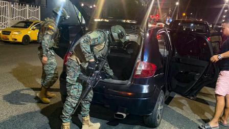 Personal militar realiza controles en la provincia de Manabí tras una ola de violencia.