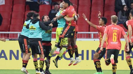 El Deportivo cuenca celebra uno de los goles marcados en el partido ante Liga de Quito en el estadio Rodrigo Paz Delgado este domingo 20 de julio del 2025. Foto: API/ Patricio Teran