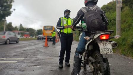 Agentes civiles de tránsito realizan controles de documentos en Quito.
