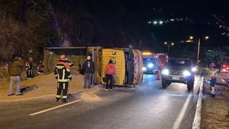 Una volqueta de arena se volcó en la autopista General Rumiñahui este lunes 21 de julio de 2025.