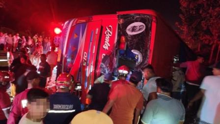 Un bus con pasajeros se volcó en El Empalme, provincia de Guayas, la noche del 20 de julio del 2025.