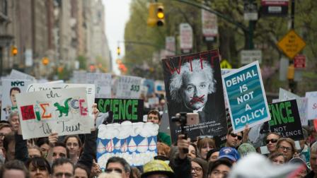 Decenas de personas participan en manifestaciones por recortes a la Ciencia impuesto por Donald Trump.