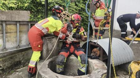 Personal del Cuerpo de Bomberos de Quito atendió la emergencia en el sur de Quito.