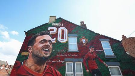 Un mural del artista Paul Curtis en el lateral de una casa cerca del estadio de Anfield homenajea al exdelantero del Liverpool Diogo Jota, fallecido en un accidente de coche en España junto con su hermano André Silva el pasado 3 de julio.