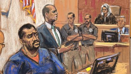 Dibujo realizado por la artista Jane Rosenberg donde aparece José Adolfo Macías, alias 'Fito' (i), durante su comparecencia en la Corte de Brooklyn, en EE.UU., este lunes 21 de julio del 2025.