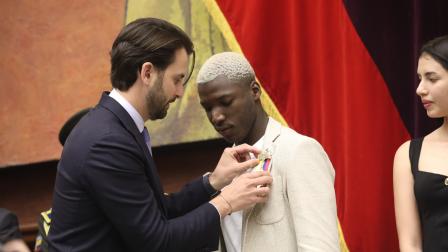 Niels Olsen entregó una condecoración a Moisés Caicedo en el Pleno de la Asamblea Nacional este lunes 21 de julio del 2025.