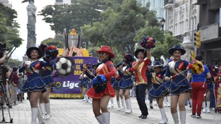 Carros alegóricos le pusieron color al desfile que recorrió la principal arteria del centro de Guayaquil por conmemoración de los 490 años de fundación.