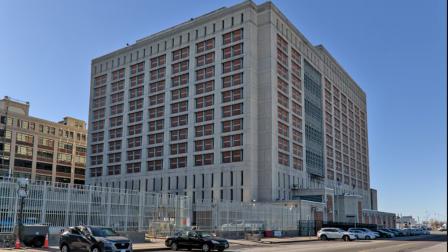 El centro penitenciario está ubicado a las afueras de Nueva York y alberga a más de 1 000 presos que esperan una sentencia.