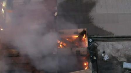 El fuego ha consumido gran parte de una vivienda, cuyo techo colapsó.