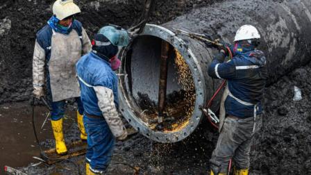 Tecnicos de la Empresa de Agua Potable de Quito repararon la tubería de agua en el sector La Mica