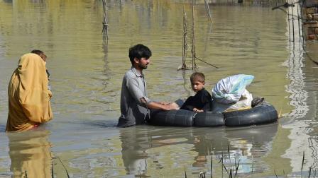 Familias evacúan zonas residenciales por las fuertes lluvias en el norte de Pakistán.